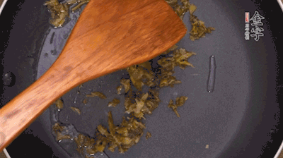 鍋中3成油溫時(shí)，下雪菜、辣椒圈翻炒40秒。