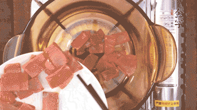 砂鍋中依次放火腿片、豆腐，大火燉開(kāi)轉(zhuǎn)中小火。