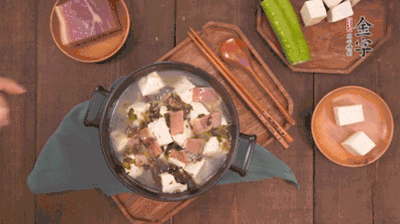 出鍋前撒蔥花。