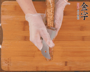 山藥去皮切滾刀塊，熱水汆燙30秒，撈出冷水浸泡。