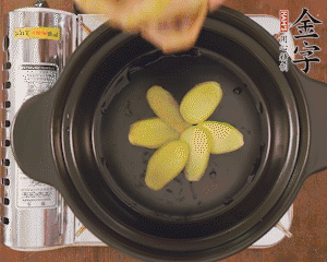 準(zhǔn)備土砂鍋，放姜片、鴿子、火腿片、蔥結(jié)、料酒，加沒(méi)過(guò)食材多些的清水，中小火燉煮。