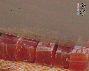 金字火腿切丁，春筍剝殼切丁，豌豆剝粒。