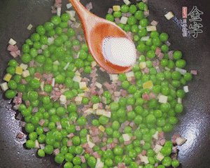 加水、料酒、鹽燒2分鐘即可。