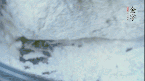 【面皮】2.將糯米粉和粳米粉混合，加煮好的艾草和適量清水，揉搓成面團(tuán)。