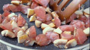 【餡料】4.鍋中油8成熱時(shí)，依次放入菌菇丁、香腸丁，適當(dāng)放點(diǎn)糖調(diào)味，炒熟。