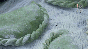 【制作】2.蒸架上墊浸濕的屜布，再放上清明果，大火蒸10~15分鐘，完成，出鍋啦！