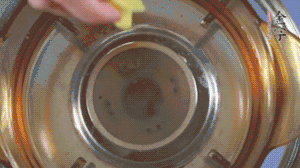 金字淡咸肉加姜片、料酒，冷水入鍋焯水。