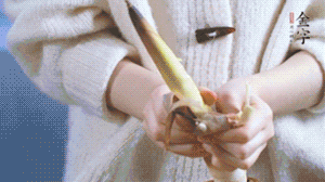 春筍切滾刀塊，加少許鹽，焯水備用。