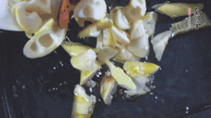 將淡咸肉、春筍、五花肉一起放入鍋中。