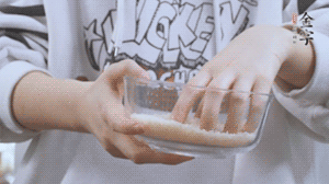 大米提前放浸泡1小時(shí)。