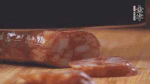 金字麻辣香腸切片，小青菜焯熟備用。