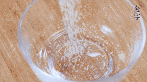 制作醬汁：1湯匙蠔油、1湯匙涼開水、2湯匙生抽、1/2湯匙白砂糖、少許辣椒圈。