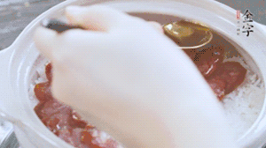 沿鍋邊倒一圈食用油蓋蓋，繼續(xù)小火燜8分鐘。