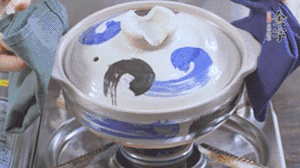 每隔30s將鍋傾斜一側(cè)。（受熱更均勻，鍋巴更噴香）