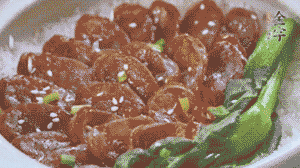 燜好后放入小青菜，均勻淋上醬汁，撒上蔥花或芝麻即可。