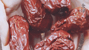 紅棗洗凈，對半剪開。