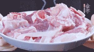 新鮮羊肉冷水入鍋，加姜片、清水焯水，除去血沫。