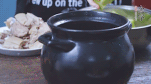 另起砂鍋，依次放入蘿卜、羊肉、火腿蹄片，加料酒、清水沒過食材。