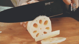 蔬菜清洗干凈切片。