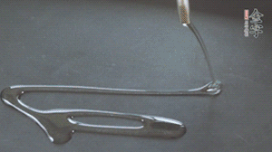 鍋中加少許油，爆香蔥姜蒜、香料 ，喜歡麻的也可以加點(diǎn)花椒！接著放入郫縣豆瓣醬煸炒出紅油。