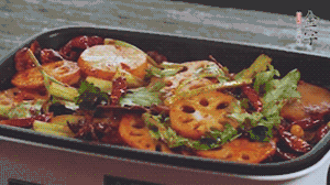 加入金字麻辣香腸，翻炒5分鐘左右。再加入之前準(zhǔn)備好的蔬菜，翻炒均勻，最后放入蝦。