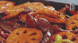 撒上芝麻和蔥，一道鮮香熱辣的麻辣香腸香鍋就做好了！