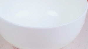 香腸切片，南瓜洗凈去皮切小塊，洋蔥切絲，米淘洗干凈備用。