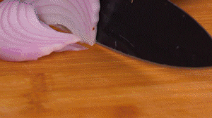 鍋中少許油，熱油倒入香腸煸炒出油，倒入南瓜塊、洋蔥翻炒片刻。