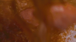 依次加入配方中的調(diào)味料調(diào)味，倒適量清水煮一下。