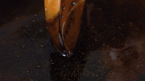 茄子切成長(zhǎng)條，拍上生粉入油鍋炸制。