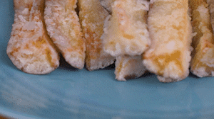 炸制油溫在7成左右，茄子炸至金黃色即可撈出。