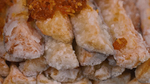 茄子撈出后放入雞精和XO醬拌均勻。
