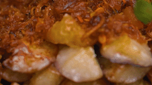 把茄子一條一條的擺好放在盤子上，上鍋蒸制3到4分鐘，出鍋后撒上蔥花。