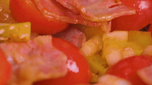 接著放入土豆和洋蔥，翻炒兩分鐘斷生。