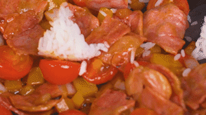 將米飯倒入鍋中搗散，同其他食材混合拌炒均勻關(guān)火。