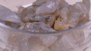 蝦去殼去蝦線，加姜絲、鹽腌制15分鐘，微煎1分鐘備用。