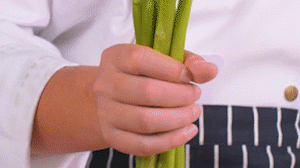 蘆筍刨去老筋，斜切小段。