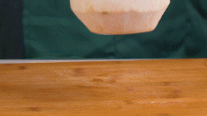 椰子切開頂部，把椰子水倒出，再把椰肉切片。