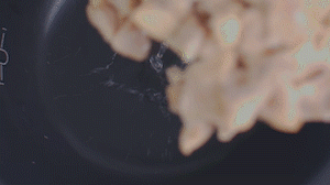 把雞、火腿、椰子水、椰肉、姜、紅棗放入電飯鍋，按下煲湯功能。