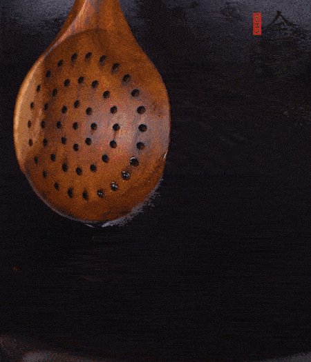 鍋中多倒些花生油，油溫達(dá)80度時(shí)，下芋頭丁炸 40 秒，直到表皮金黃，撈出待用。