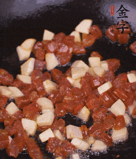 鍋中熱油，下香腸丁、茭白丁大火炒出香味。倒入米飯拍散，炒2～3分鐘。