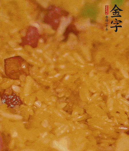 放一撮鹽、生抽少許，倒入炸好的芋頭。最后撒蔥花、蒜末翻炒均勻。