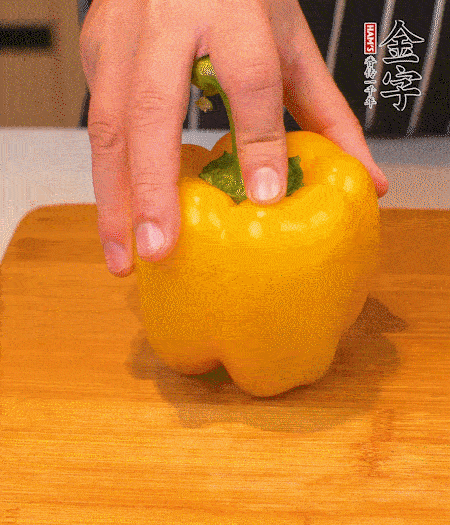 干花菇提前泡發(fā)，胡蘿卜、青椒、黃椒和花菇切丁，小紅椒切圈，小蔥切末。