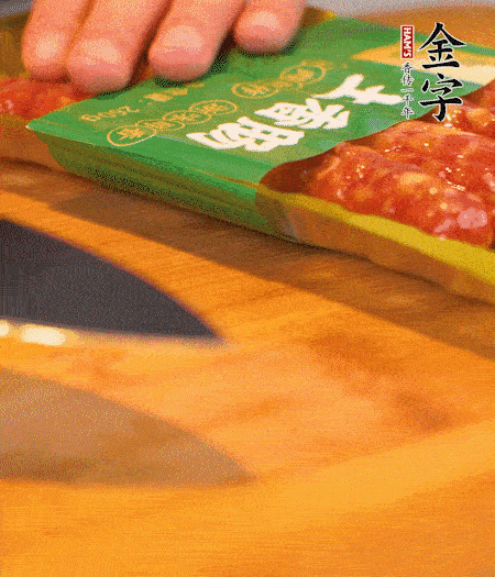 洋蔥切丁，金字土香腸切片。