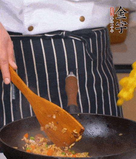 加咖喱塊、少許鹽、白糖調(diào)味，炒至咖喱塊融化后，倒米飯，翻炒至每粒米飯都包裹上咖喱，再放黃椒、青椒粒，出鍋前加菠蘿粒和小蔥翻拌均勻。