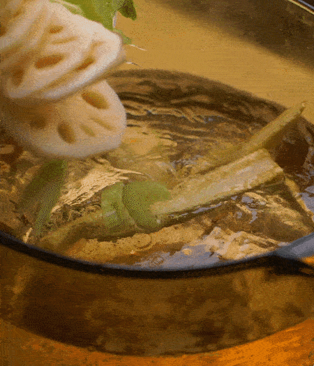 把玉米筍（對半切開）、西芹（切斜片）、蓮藕（切片），放入開水鍋內(nèi)，加點(diǎn)少許鹽、油，汆燙2分鐘。