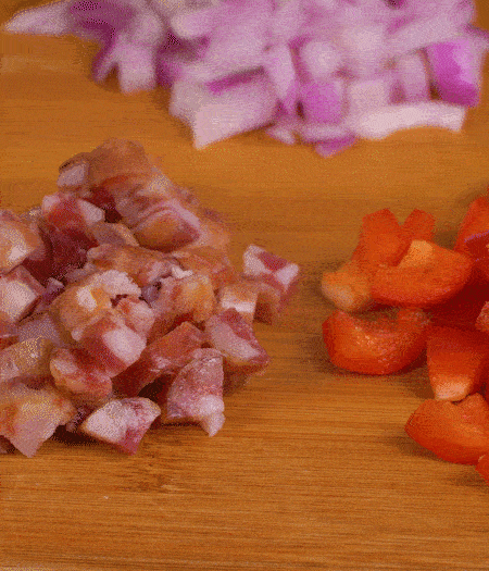 黃椒、紅椒、白洋蔥、土豆、大蔥分別切丁。金字10°鮮低溫香腸切丁。