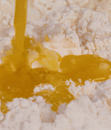 加融化的30g黃油（要不熱再倒）、黃椒、紅椒、白洋蔥、土豆、大蔥、香腸繼續(xù)攪拌均勻。