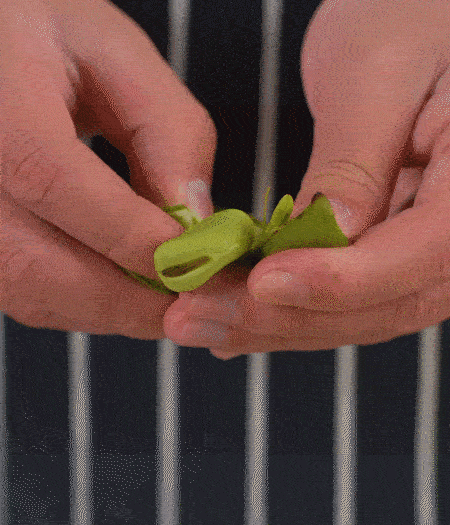 選用鮮嫩蠶豆，剝?nèi)ネ鈿ち粝露姑紫磧?，掰開成兩瓣。