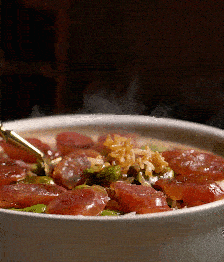 用生抽、白糖、蠔油、芝麻油調(diào)個汁，淋汁、攪拌、開吃。